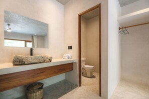 Superior Quadruple Room, Balcony, Garden View | Bathroom