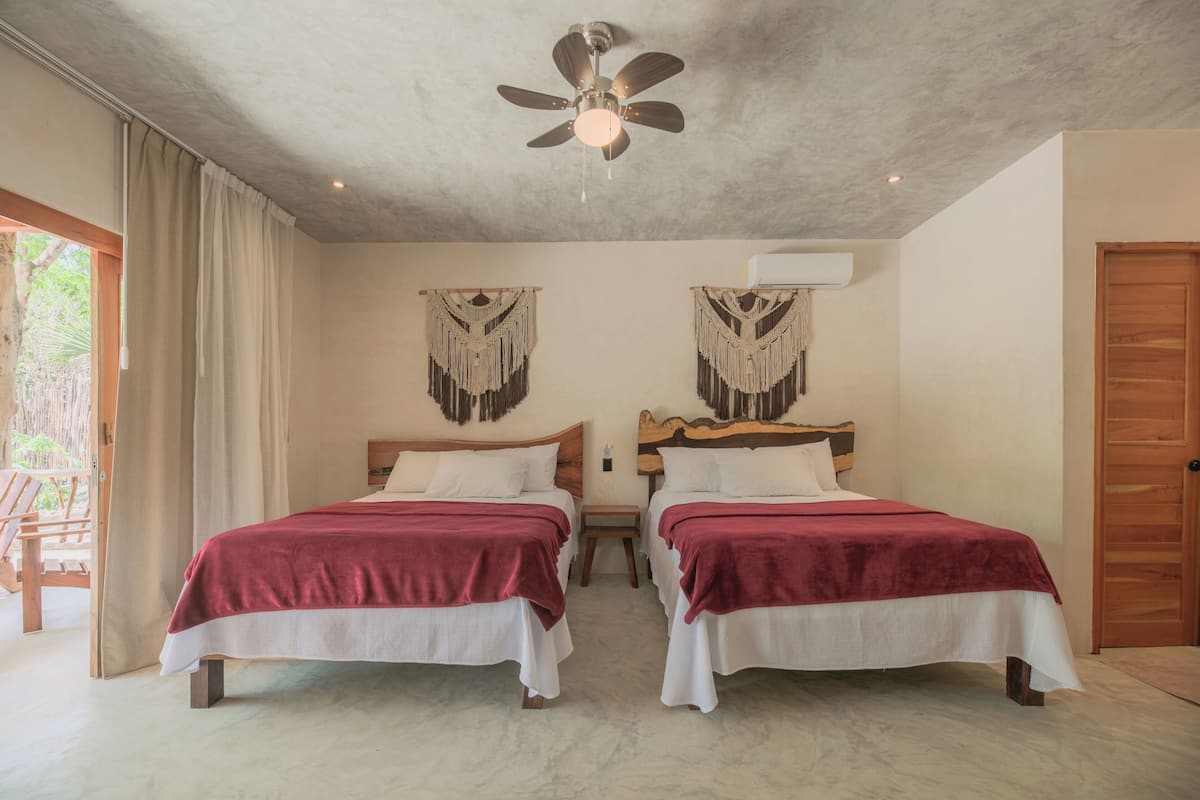 Superior-Vierbettzimmer, Balkon, Gartenblick | Kostenloses WLAN, Bettwäsche