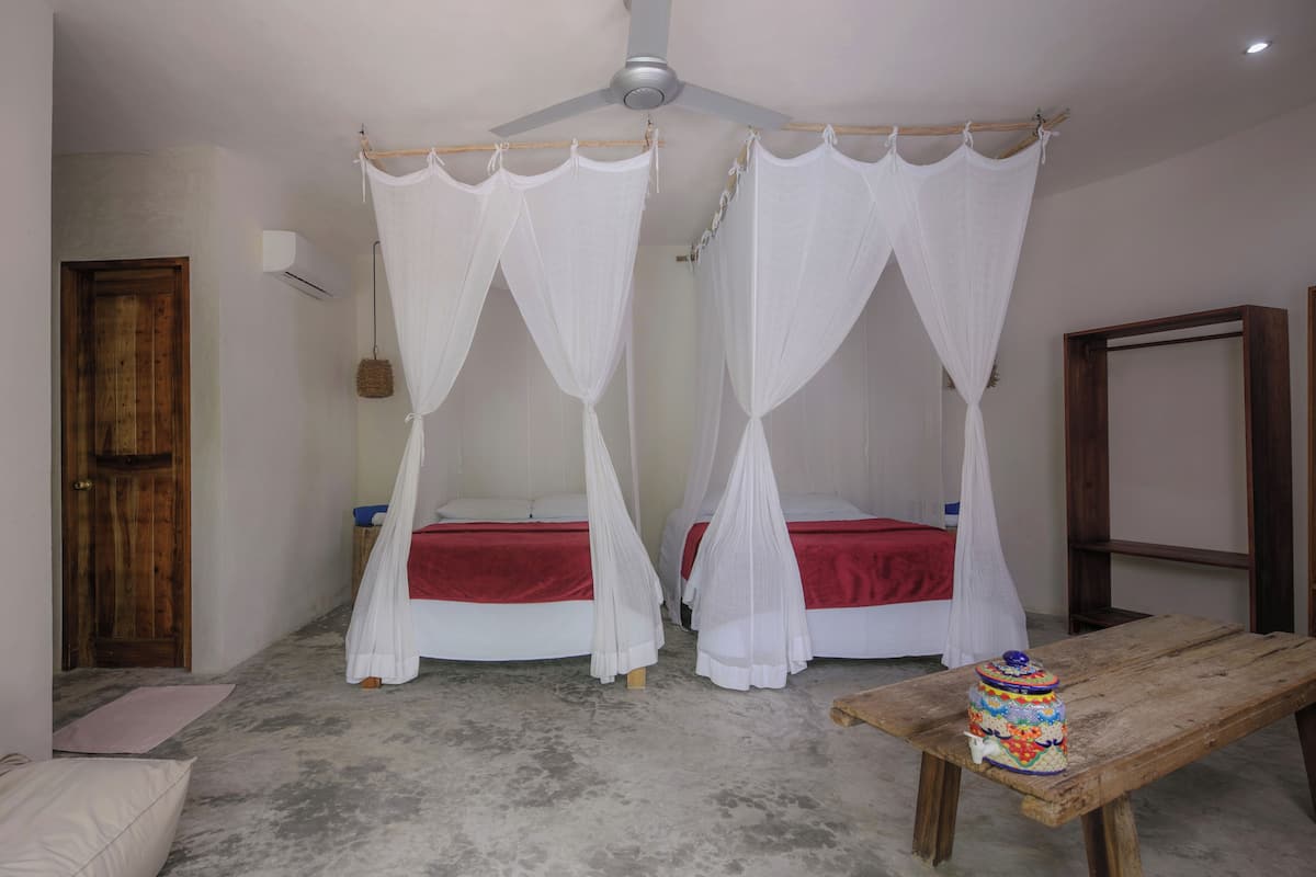 Vierbettzimmer, 2 Doppelbetten, Terrasse | Kostenloses WLAN, Bettwäsche