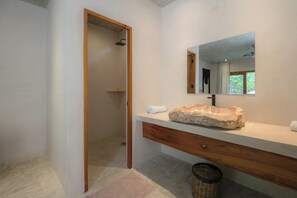 Superior Double Room, Balcony, Garden View | Bathroom | Shower, rainfall showerhead, free toiletries, towels