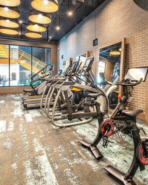 Fitness facility - Cozy 1-bedroom apartment in Downtown Dallas. (Dallas)