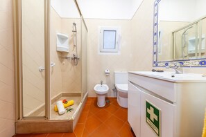 Buồng tắm vòi sen, khăn tắm 