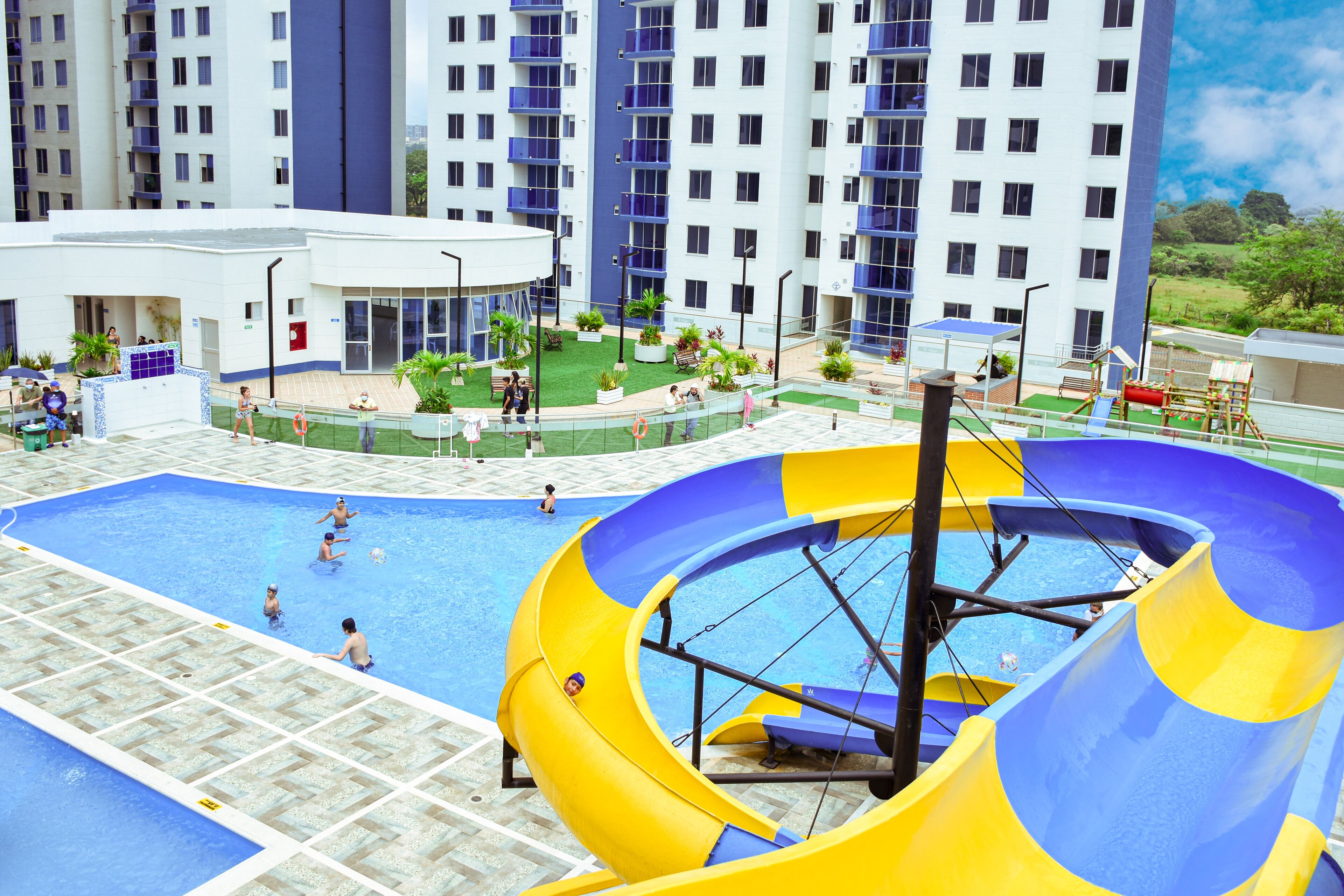 Una piscina al aire libre