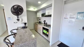 大型冷蔵庫、電子レンジ、ミキサー、キッチンカウンター