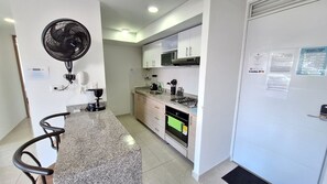 Grand réfrigérateur, micro-ondes, blender, îlots de cuisine