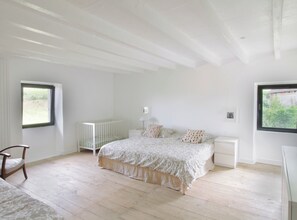 3 chambres, fer et planche à repasser, Wi-Fi, draps fournis
