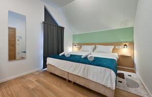 2 soverom, safe på rommet, strykejern/-brett og reiseseng for barn