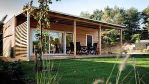 Chalet | Outdoor dining - Cozy Chalet in a Holiday Park (Arnhem)