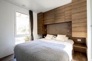 Chalet | 2 bedrooms, individually furnished, bed sheets - Cozy Chalet in a Holiday Park (Arnhem)