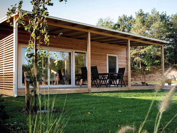 Chalet | Property grounds - Cozy Chalet in a Holiday Park (Arnhem)