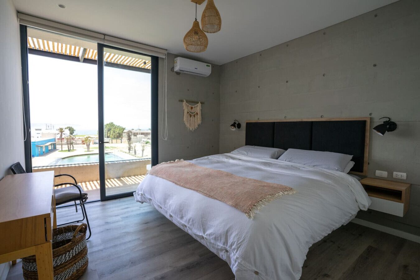 2 bedrooms, desk, WiFi, bed sheets