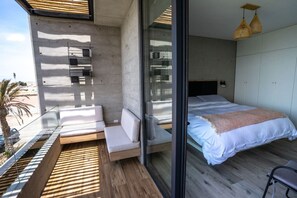 2 多间卧室、办公桌、WiFi、床单