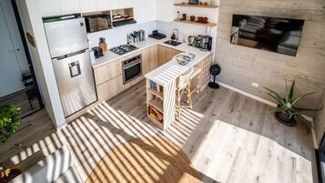 Réfrigérateur, micro-ondes, four, plaque de cuisson