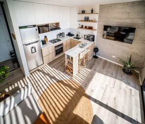 Kjøleskap, mikrobølgeovn, ovn og kokeplater