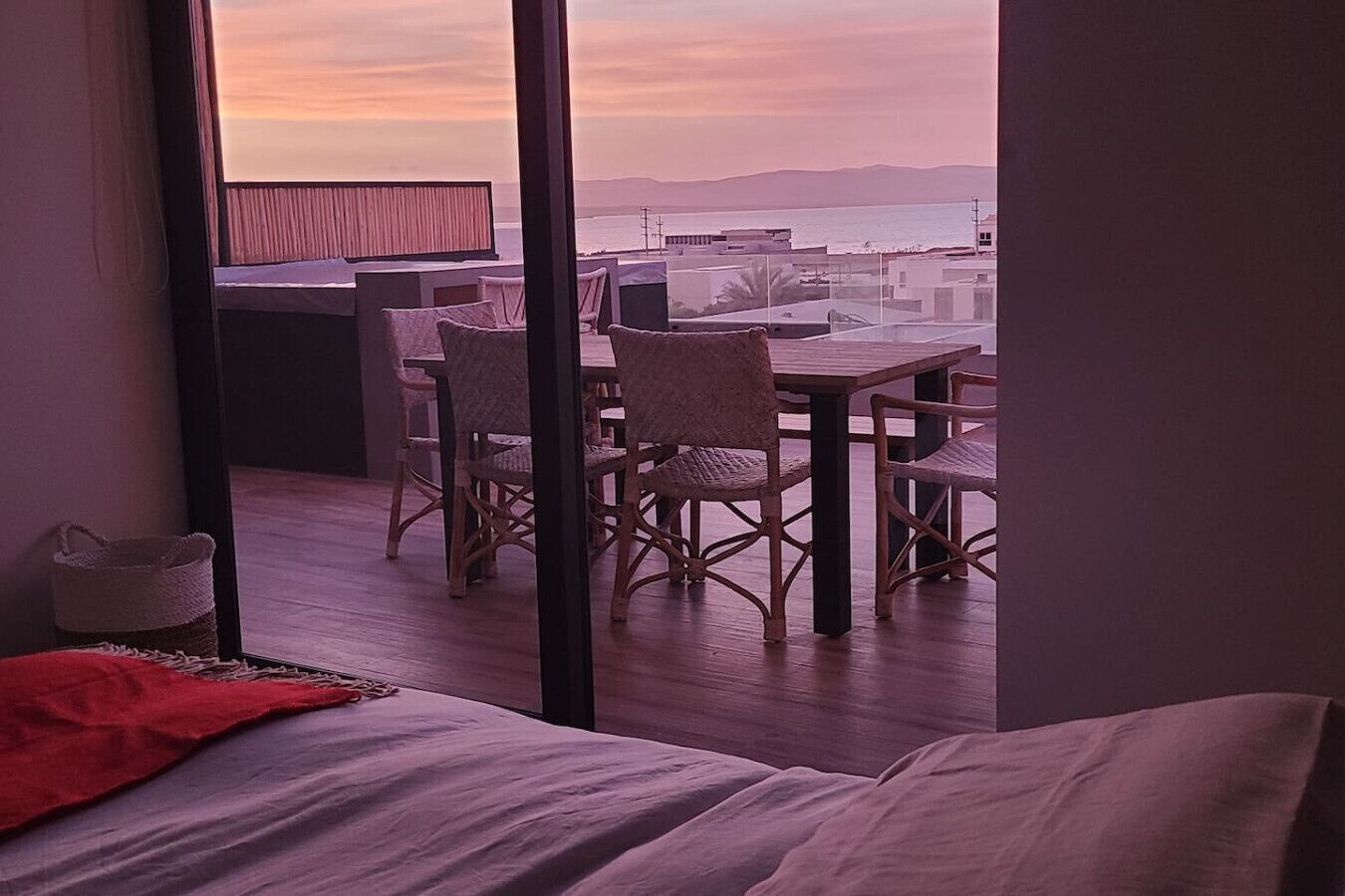 1 bedroom, desk, WiFi, bed sheets