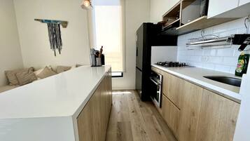 Réfrigérateur, micro-ondes, four, plaque de cuisson