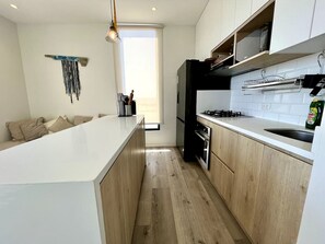 Frigorífic, microones, forn i placa de cuina 