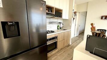 Réfrigérateur, micro-ondes, four, plaque de cuisson