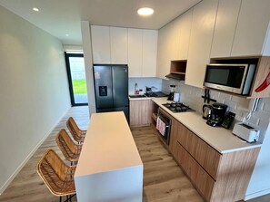 Kjøleskap, mikrobølgeovn, ovn og kokeplater