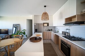 Refrigerador, microondas, horno y cafetera y tetera 