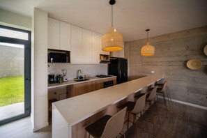 Geladeira, micro-ondas, fogão, cooktop