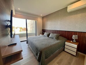 2 bedrooms, desk, travel cot, WiFi - Cozy & Classy flat in Paracas Bay with Balcony View on the Saltwater Lagoon (Paracas)