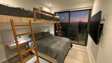 3 bedrooms, desk, travel cot, WiFi