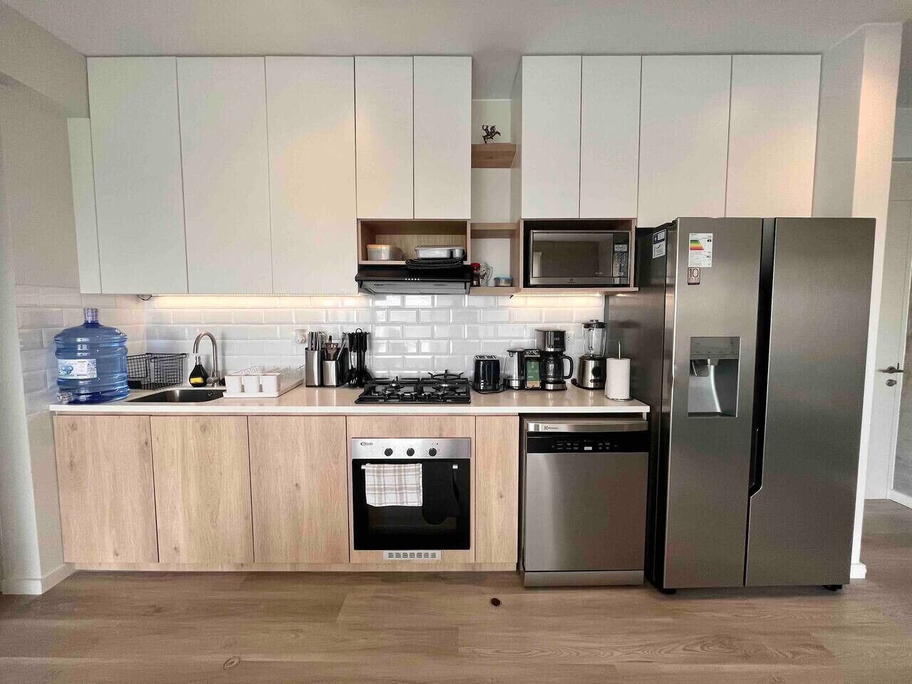 Geladeira, micro-ondas, fogão, cooktop