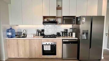 Refrigerador, microondas, horno, placa de cocina