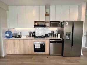 Kühlschrank, Mikrowelle, Ofen, Herdplatte