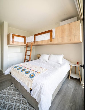 2 bedrooms, desk, WiFi, bed sheets