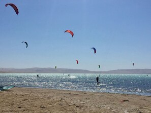 Una spiaggia nelle vicinanze