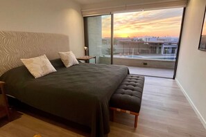 4 slaapkamers, een bureau, een strijkplank/strijkijzer, wifi