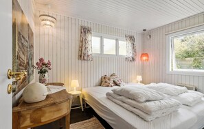4 bedrooms, free WiFi - Awesome home in Højby with WiFi (Højby)
