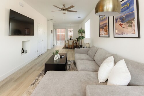"NEW" Upscale Retreat, 65" TV, Netflix, Patio, Mtn Views, 5 Min to UNR/Hwy 395