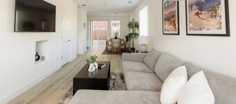 "NEW" Upscale Retreat, 65" TV, Netflix, Patio, Mtn Views, 5 Min to UNR/Hwy 395