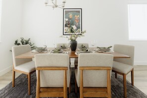 Dining - "NEW" Upscale Retreat, 65" TV, Netflix, Patio, Mtn Views, 5 Min to UNR/Hwy 395 (Reno)