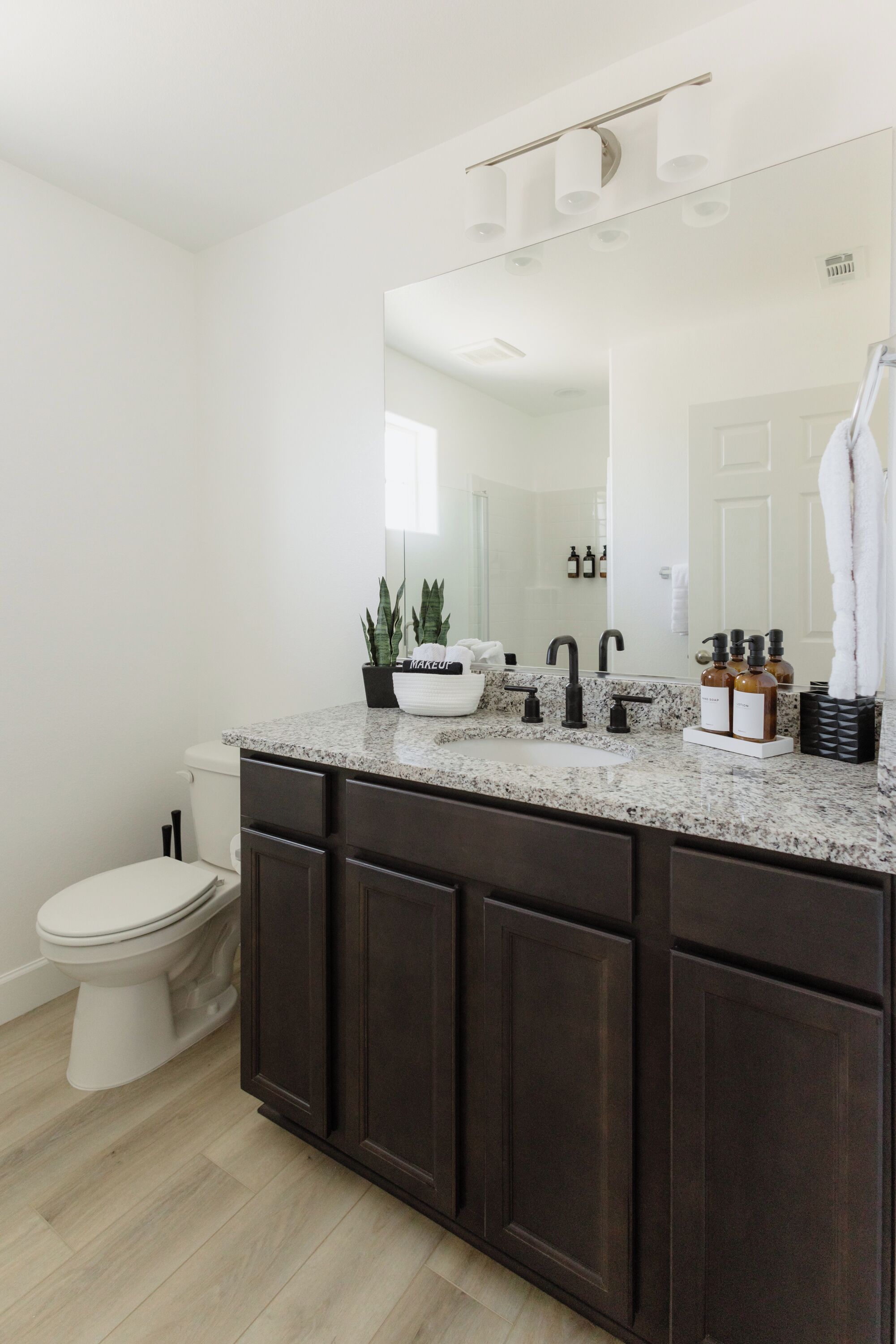 Douche, articles de toilette écologiques, sèche-cheveux