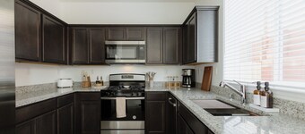 "NEW" Upscale Retreat, 65" TV, Netflix, Patio, Mtn Views, 5 Min to UNR/Hwy 395