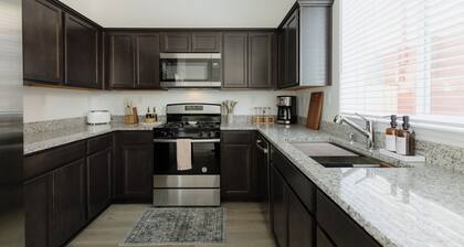 ⭐️NEW⭐️ Upscale Retreat, 65" TV, Netflix, Patio, Mtn Views, 5 Min to UNR/Hwy 395