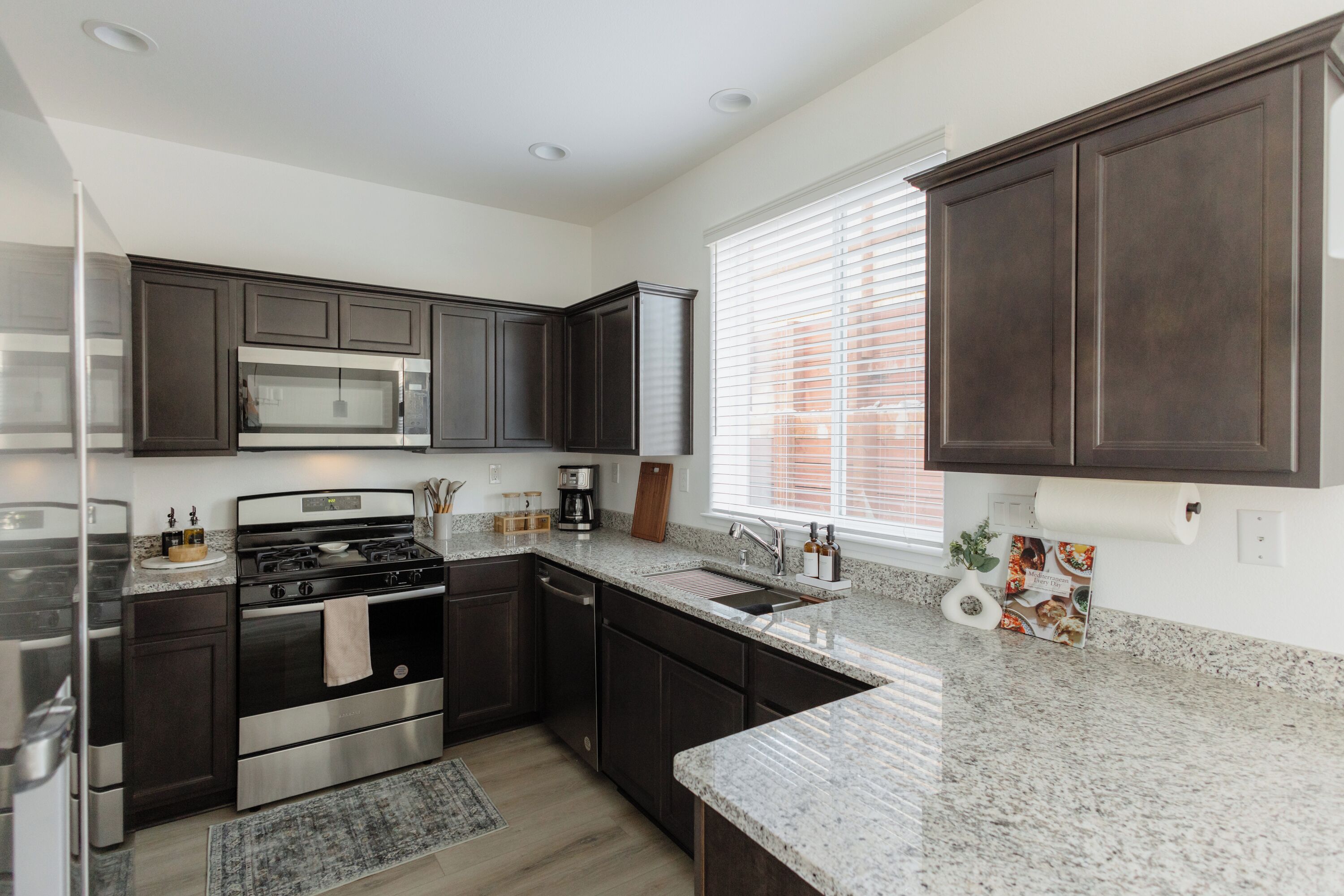 Een koelkast, een magnetron, een oven, een kookplaat