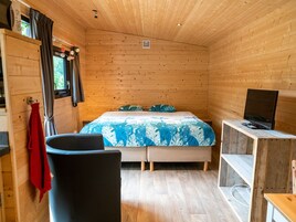 1 habitación, muebles diferentes y ropa de cama 