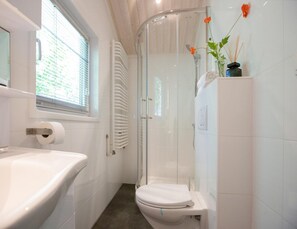 Bathroom - Lodge in Brabant With Cozy Covered Terrace (Oirschot)
