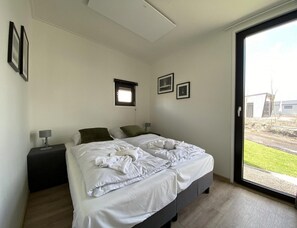 2 bedrooms, individually furnished, bed sheets - Bright Nature Chalet With Terrace (Kampen)