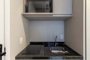 Studio – classic, byutsikt | Eget kjøkken | Minikjøleskap, mikrobølgeovn, kokeplater og brødrister