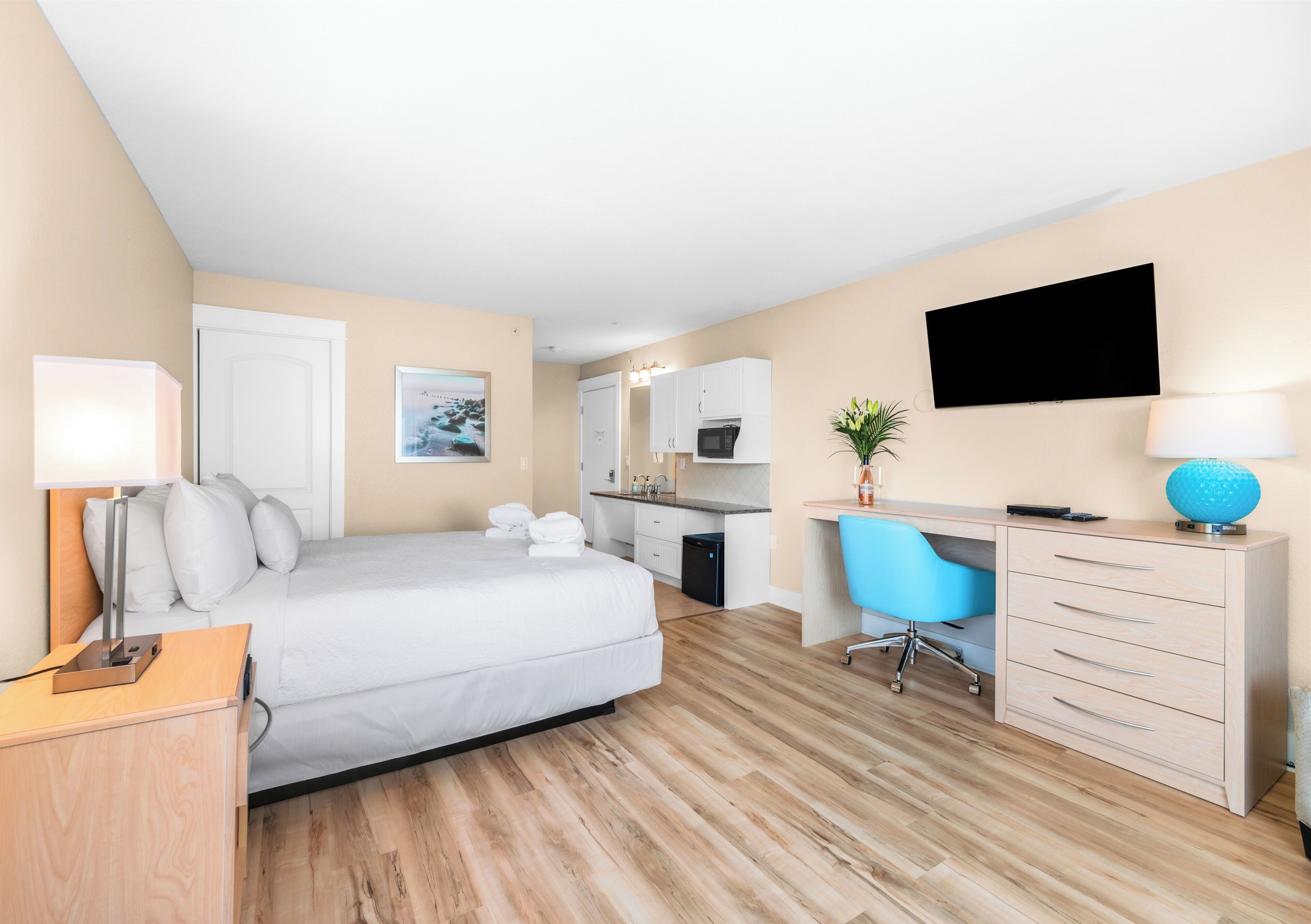 Deluxe Studio, 1 Queen Bed, Bay View, Corner (1 Bedroom)