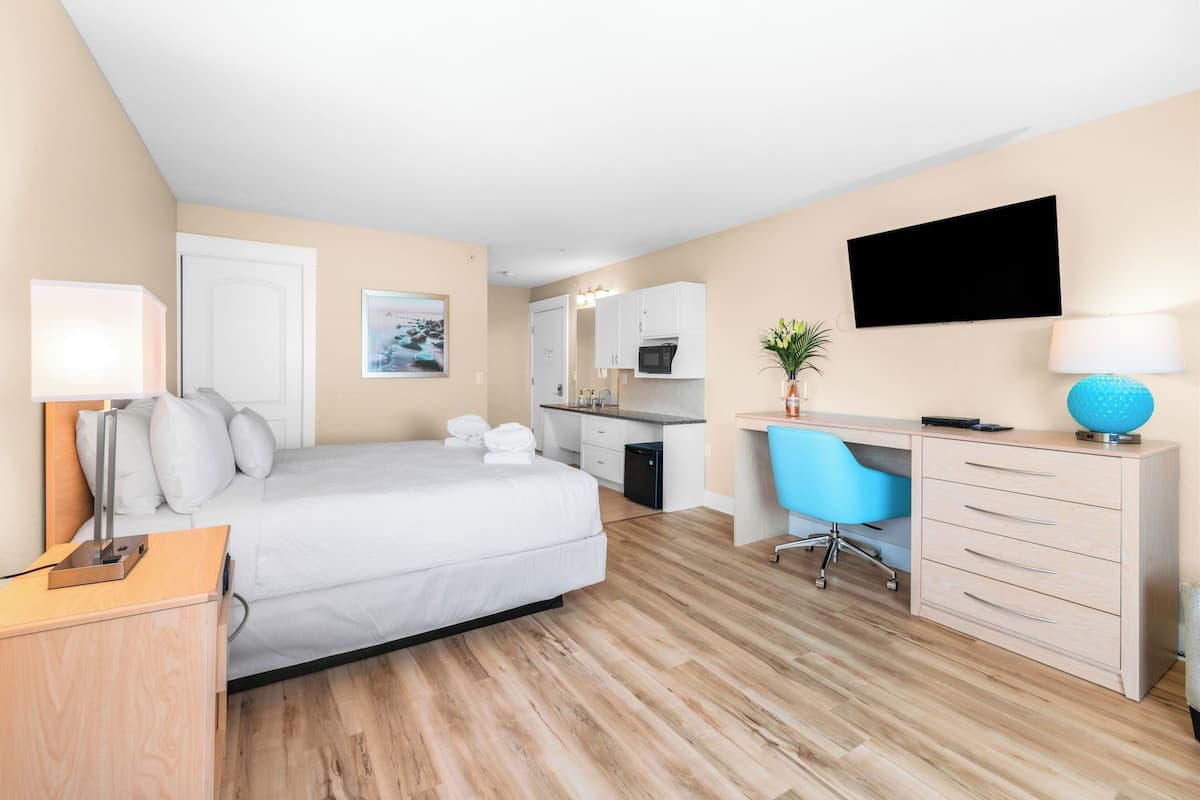 Deluxe Studio, 1 Queen Bed, Bay View, Corner (1 Bedroom)