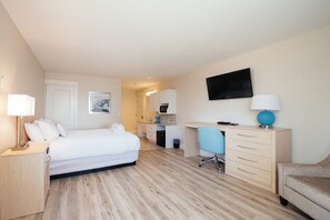 Queen Room, Bay View (Self Check-in) | Literie de qualité, décor unique, ameublement unique, bureau
