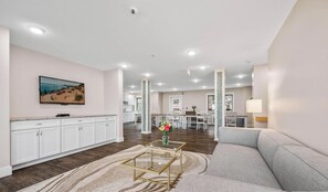 Deluxe Studio | Interior - Gold Coast Inn - At the Bay in Traverse City (Traverse City)