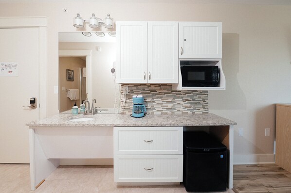 Private kitchenette - Gold Coast Inn Traverse City (Traverse City)